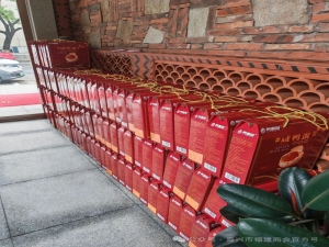 嘉興市福建商會常務副會長王述平慷慨贊助百盒咸鴨蛋 助力商會發展